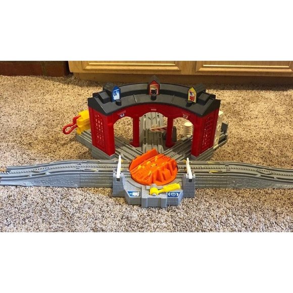 2005 - Fisher Price GeoTrax Workin Haul & Road System Roundhouse - Picture 1 of 9